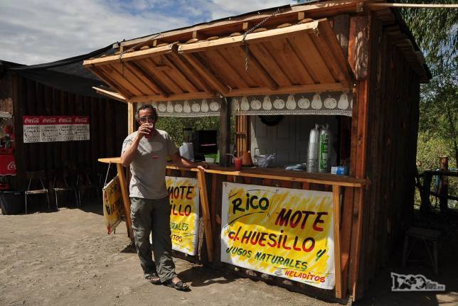 Atacando um delicioso Mote con Huesillo, nos Saltos de Laja, no sul do Chile